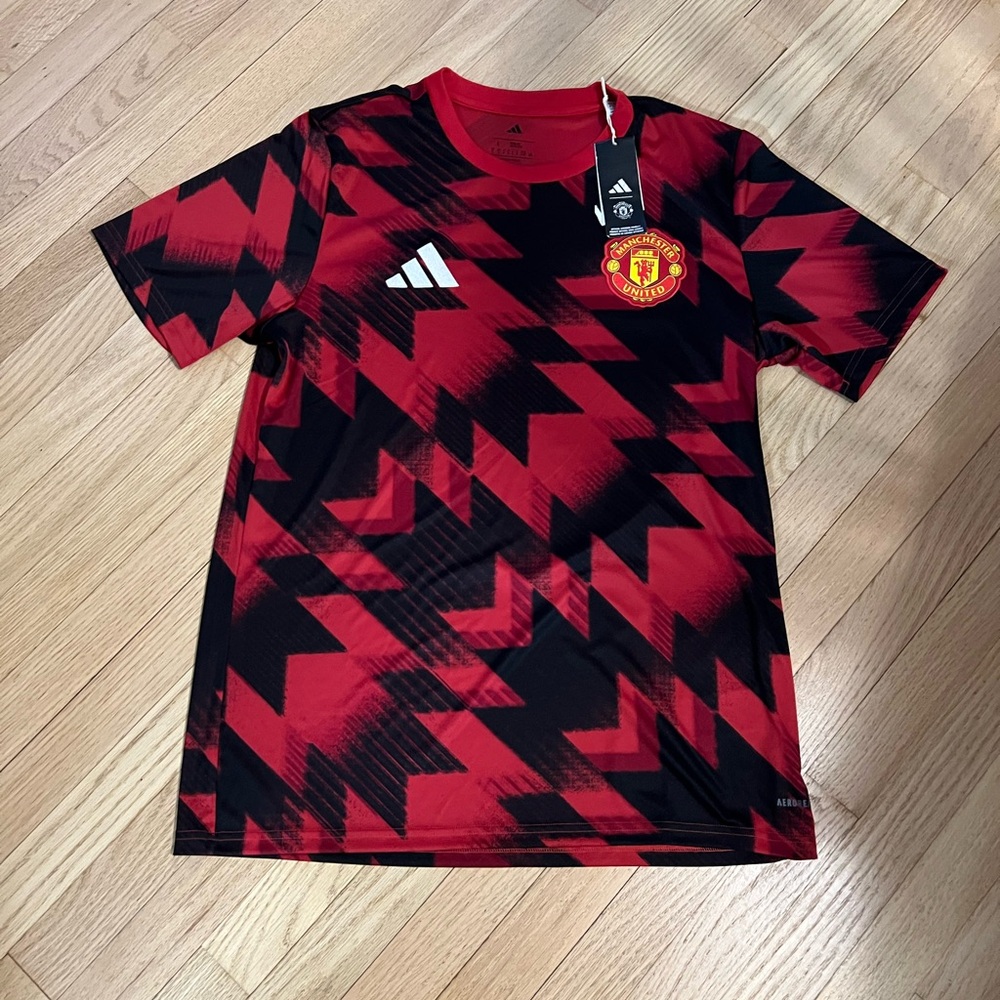 MEN'S ADIDAS MANCHESTER UNITED 25-26 PRE-MATCH SOCCER JERSEY.Mens Size Large